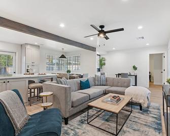 Uptown Max & Relax - Contemporary, Upgraded Home, Great Backyard for Entertaining! - Phoenix - Living room