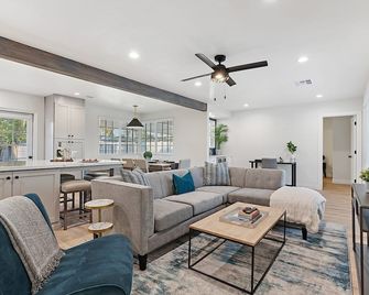 Uptown Max & Relax - Contemporary, Upgraded Home, Great Backyard for Entertaining! - פיניקס - סלון