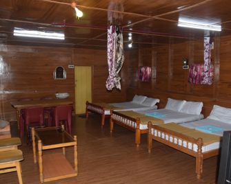 Wood House Home Stay Valparai - Valparai - Living room