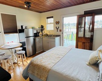 Bridge Tender Shack with hot tub on deck - La Conner