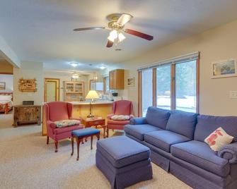 Cozy Cottage with Sunroom - Walk to Higgins Lake! - Roscommon - Sala de estar