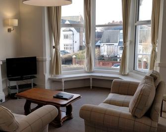 The Chymes Holiday Flats - Lytham St. Annes - Living room