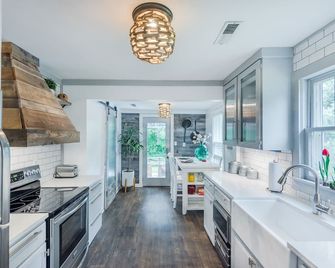 Modern Farmhouse, near downtown, walk to Creekside Community Center - Гаррісон - Кухня