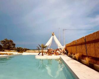 Amo Golden Suites - Chrisi Ammoudia - Piscina