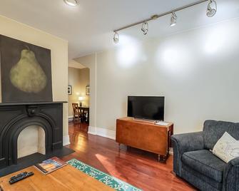 Inviting Downtown Guest Suite - Frankfort - Living room