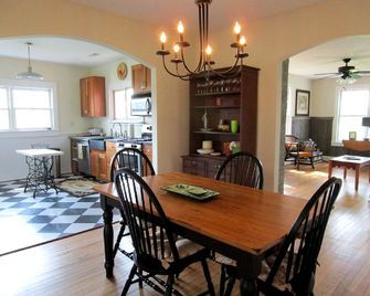 Serene Countryside Cottage Rental with Screened Porch near Charlottesville, Virginia - Louisa - Comedor