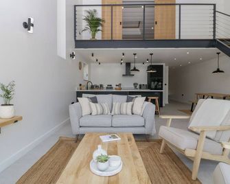 Basswood Barn, Pet Friendly, Luxury Holiday Cottage In Wincanton - Wincanton - Living room