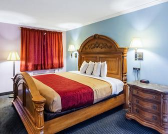 Red Carpet Inn Norwalk - Norwalk - Bedroom