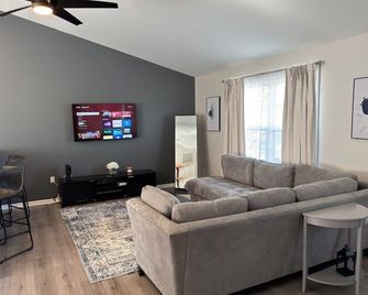 Charming 3-bedroom house with AC, WiFi in enchanting Lewes Close to beaches - Lewes - Living room