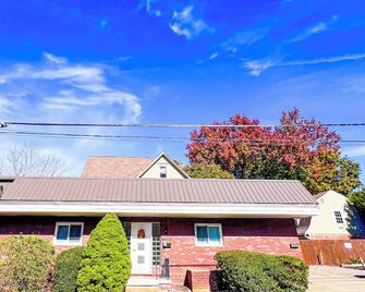 Work. Wander. Welcome. Furnished 30+ Night Stay in the Heart of Downtown Butler - Butler - Building
