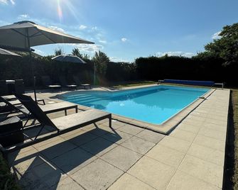 Beautiful 16th Century Farmhouse with amazing views and private heated pool! - Montboyer - Piscina
