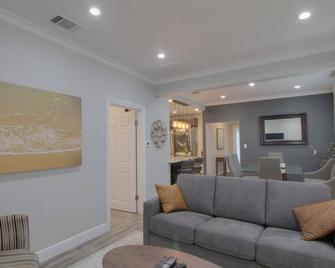 Newly Remodeled 2 Bdrm 1bath Bungalow With All The Amenities In Long Beach - لونغ بيتش - غرفة معيشة
