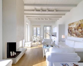 Stemma- Crown of the Agean - Ios - Living room