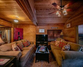 Big Cypress Lodge on Sante Fe River-Sleeps 14, Bring horses, RV and your boat! - Branford - Sala de estar