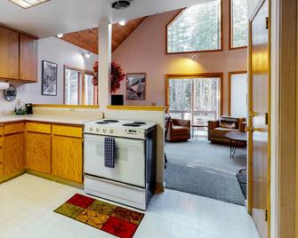 Poma Lane - Soda Springs - Kitchen