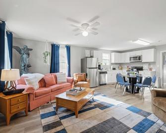 Brothers bond 3bed 2bath, short walk to the square - Covington - Living room