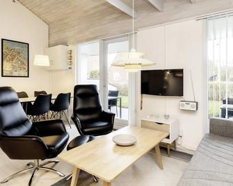 4 person holiday home in Ærøskøbing-By Traum - Ærøskøbing - Living room