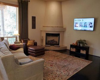 Southwestern Sedona Home with Hot Tub, Firepit, Room for 9 and Private Yard. - Sedona - Living room