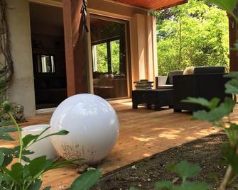 5 Chalet ambience with large garden | 15 min Munich City | 10 min Oktoberfest - Graefelfing - Patio