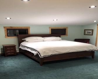 Glacier views, waterfront property on Haines dramatic Mud Bay Road - Haines - Bedroom