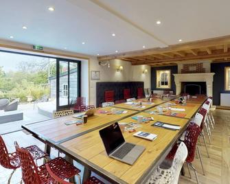 Duckfly 15 people : jacuzzi sauna, billard, 15min sea - Tamerville - Restaurante