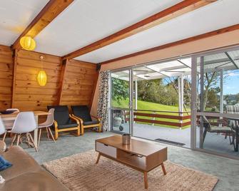 The Tree House Wairoro Park - Russell Holiday Home - Russell - Sala de estar