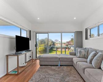 6 Kingdon Place, Goolwa - Goolwa - Living room