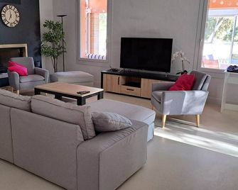 Les Volets bleus: Charming villa 400 m from village center Heated swimming pool - Uchaux - Sala de estar