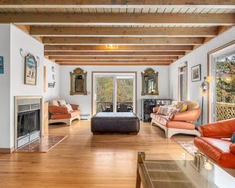Stunning Spacious Cape Cod House with Water Views - East Falmouth - Living room