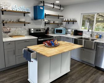 Modern Oceanfront Retreat: Private Beach & Unobstructed Strait Juan de Fuca! - Sekiu - Cocina