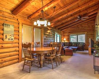 Amazing Log Cabin Close to Town with two kitchens and two living rooms - Red Lodge - Dining room
