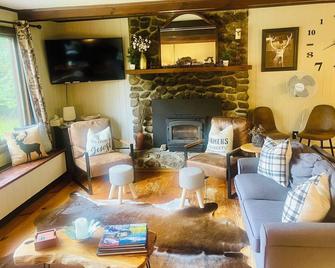 Perfect Lake or Mountain Getaway Less Than 5 Minutes Away - Sunapee - Living room
