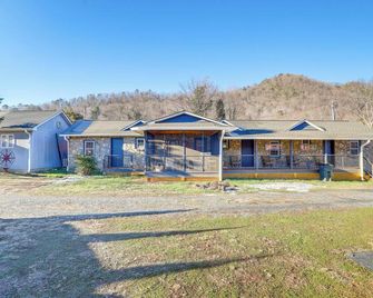 2 Blocks to Appalachian Trail Updated Cabin! - Hot Springs - Edificio