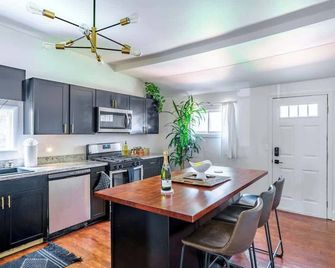 Jungle House Columbus Downtown Free Parking Sleeps 8 - Walk to Convention Center & Nationwide Arena - 2BR Short North Luxury Home - Over 5,800 Five Star Stays - Columbus - Phòng bếp