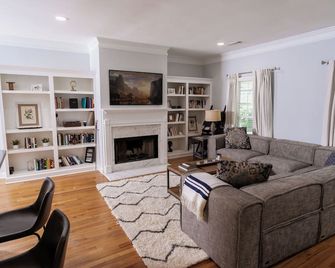 Atlanta Worldcup Retreat Private Porch, 5 bedrooms, gym near Mercedes Benz - Atlanta - Salon