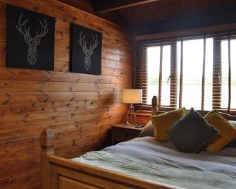 Comfortable lodge that sleeps four people (up to six if required); ideal for families. - Nuneaton - Bedroom