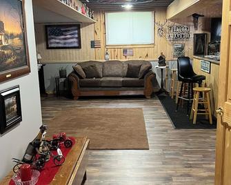 Charming 2-bedroom vacation home 17 minutes from Watkins Glen International - Rock Stream - Living room