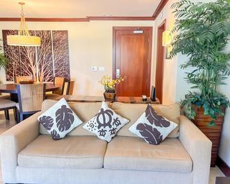 Ko Olina Beach Villas B304 - 3BR Luxury Condo with Stunning Ocean View & 2 Free Parking - Kapolei - Living room