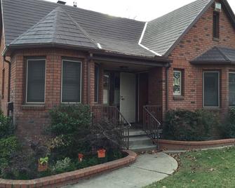 2 Br / 1 Bath East Sac Guest House Near Downtown & Midtown - Sacramento - Bâtiment