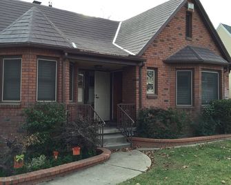 2 Br / 1 Bath East Sac Guest House Near Downtown & Midtown - Sacramento - Edificio