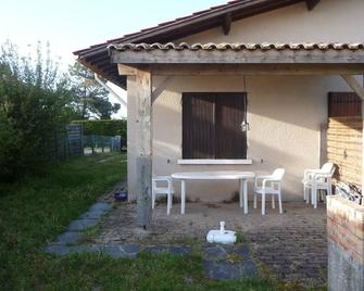 T2 apartment adjoining villa, south of Lacanau. 300 m. beach - Lacanau - Patio