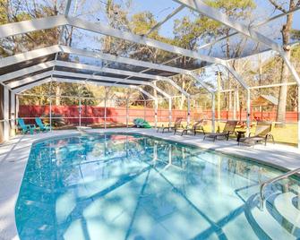 Pool + Gameroom: Family Fun Retreat in Hinesville! - Hinesville - Zwembad