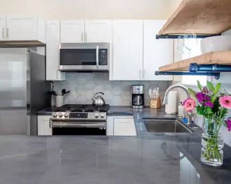 Charming 2-bedroom cottage in heart of Paso Robles Wine country. - Paso Robles - Kitchen