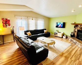 Scenic, cheery, and bright Eagle River home base to adventure. - Anchorage - Pokój dzienny