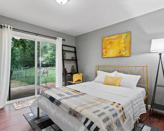 Cute town house -3 Queen beds - Barnhart - Bedroom