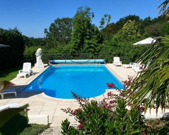 Stone Cottage, gîte 5 km from Brétignolles sur mer, heated swimming pool - Landevieille - Piscina