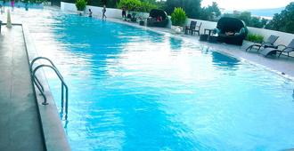 Griya Sintesa Hotel - Manado - Piscina