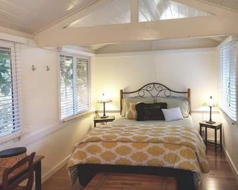 Cozy cottage in woodsy haven - 2 miles from downtown Calistoga - Calistoga - Bedroom