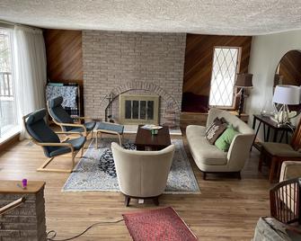 Private spacious on the water - Tweed - Living room