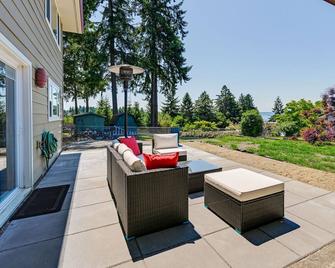 2 Mi to Saltwater State Park: Home in Des Moines - Des Moines - Patio